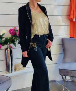 Alternative view of Mantel "Roberta Biagi"