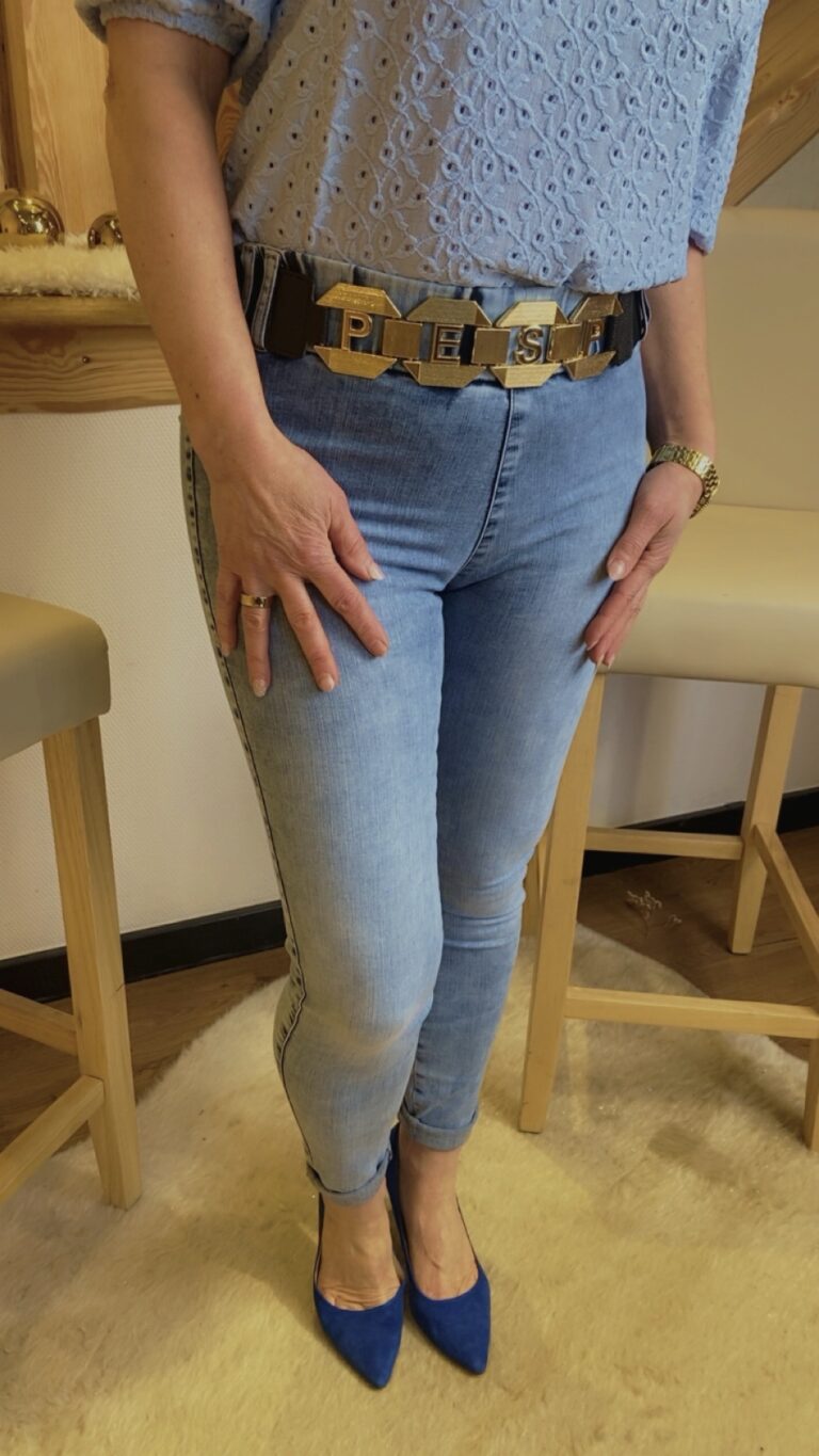 Jeans mit Gürtel