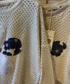 Alternative view of Netzpullover mit floralem Statement