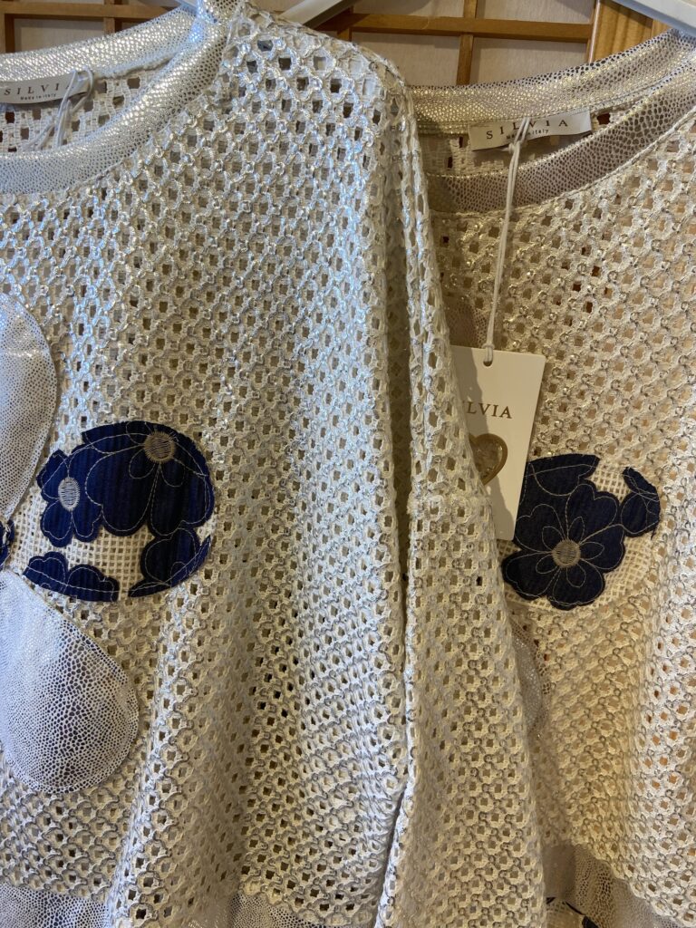 Netzpullover mit floralem Statement