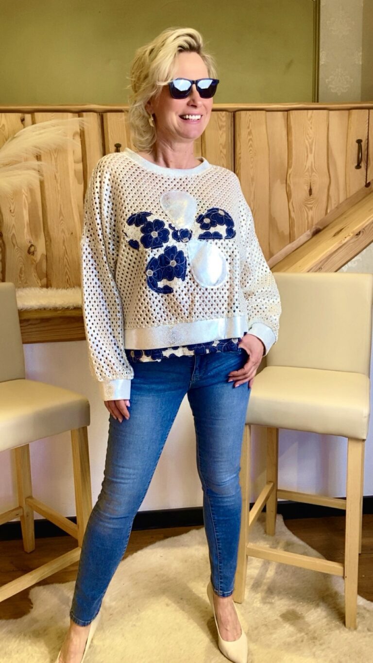 Netzpullover mit floralem Statement