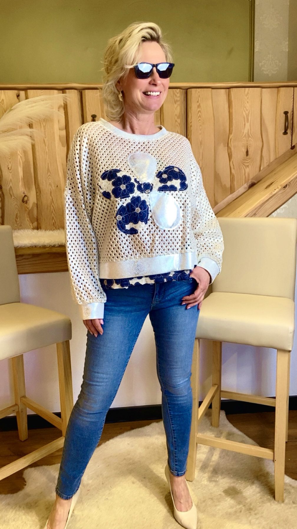 Netzpullover mit floralem Statement
