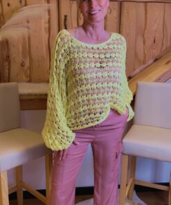 Leichter Strickpulli in Trendfarben