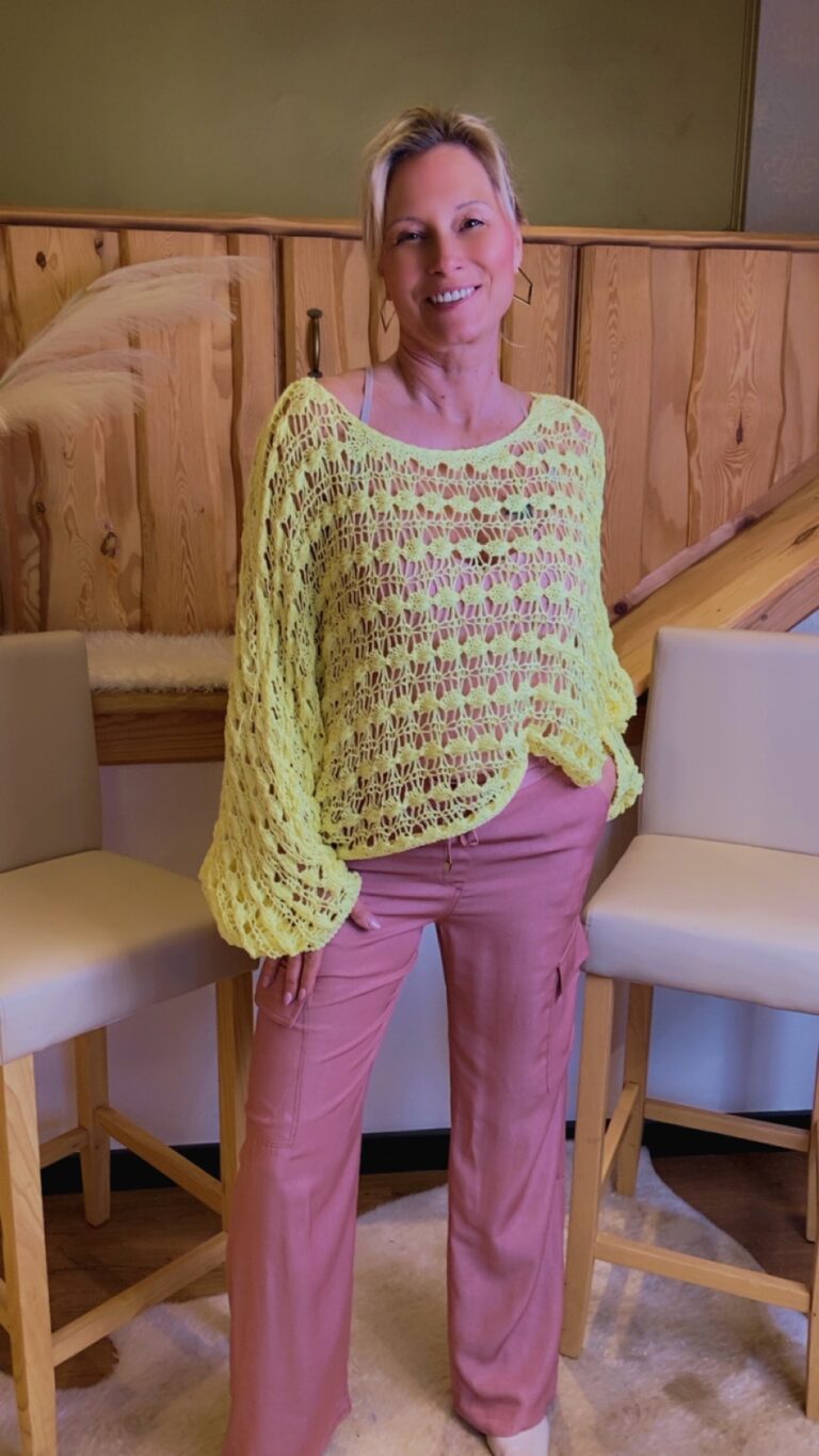 Leichter Strickpulli in Trendfarben