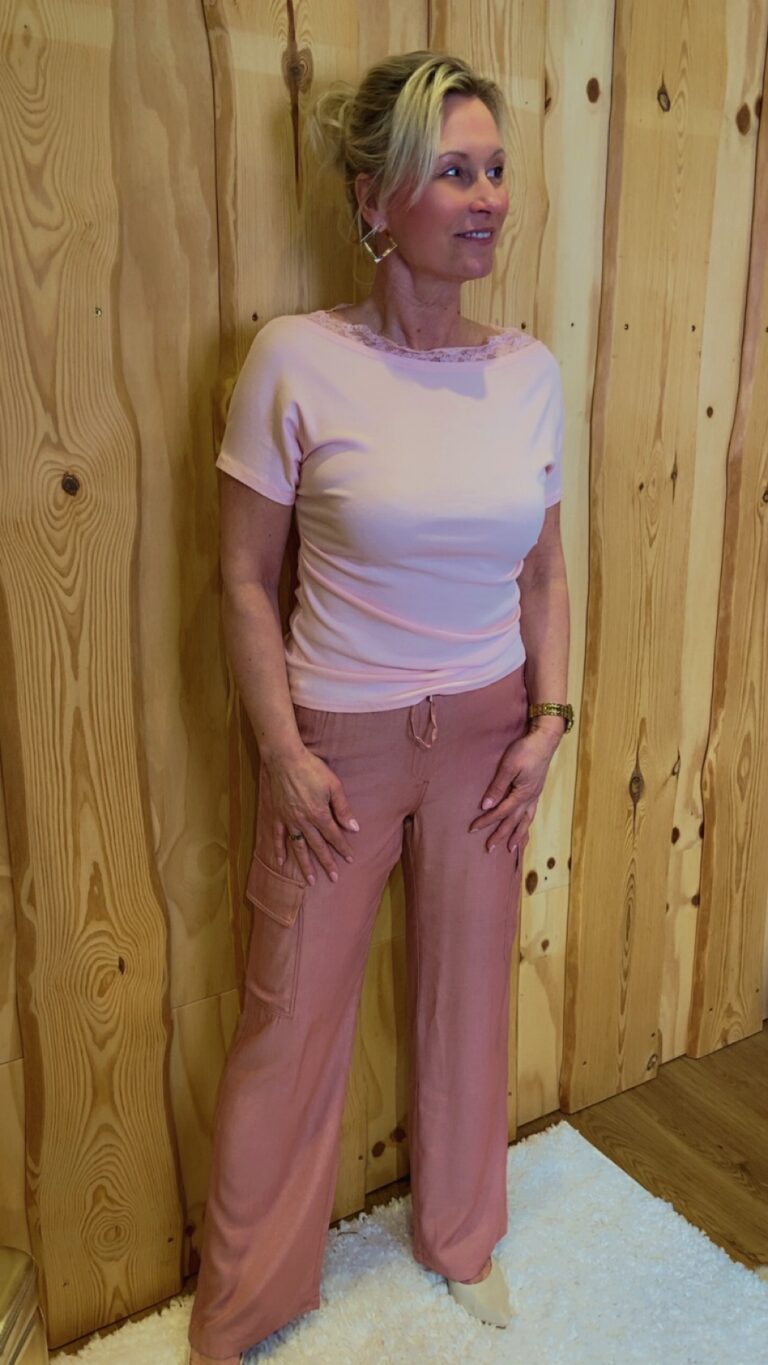 Damenshirt mit Spitze Rose und Weiß