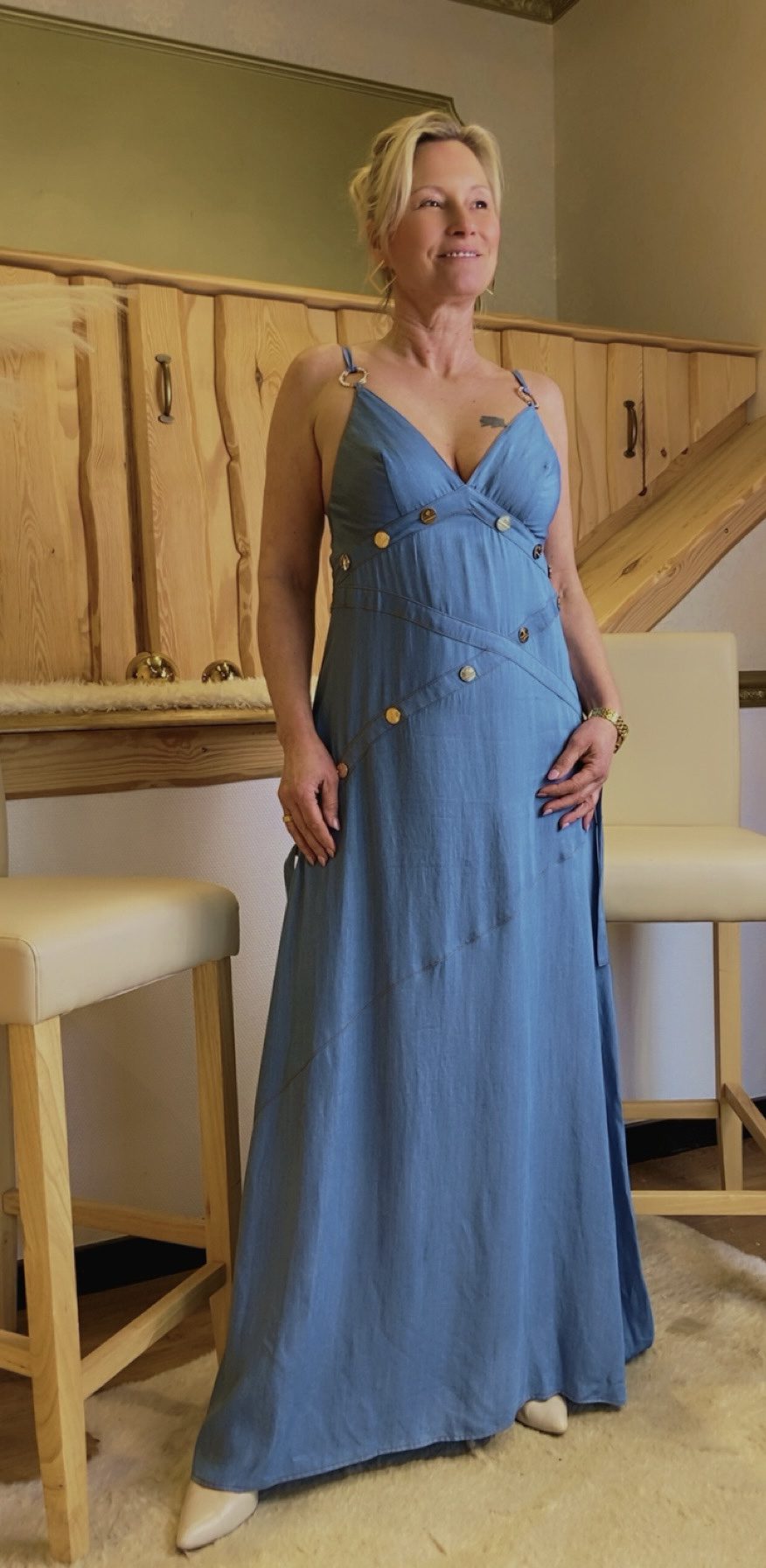 Denim-Maxikleid mit goldenen Details