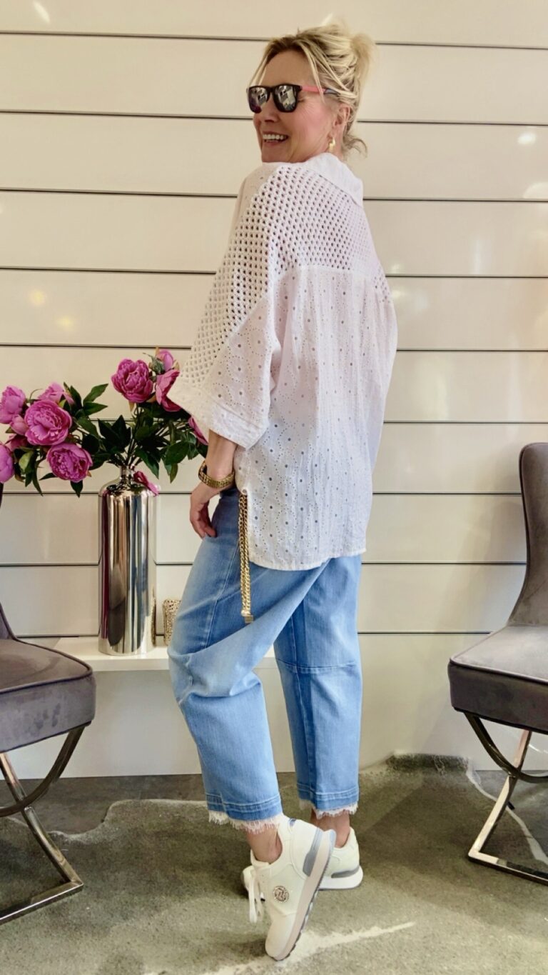 Weiße Bluse – Shirt –  Lochstickerei