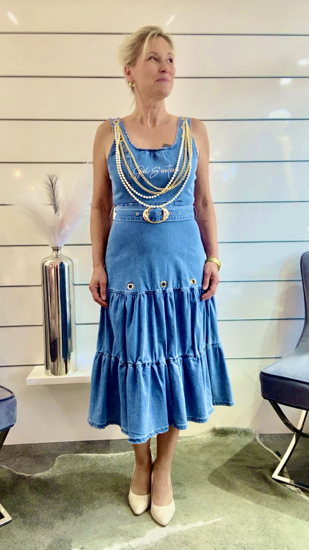 Denimkleid – Gürtel und Ketten