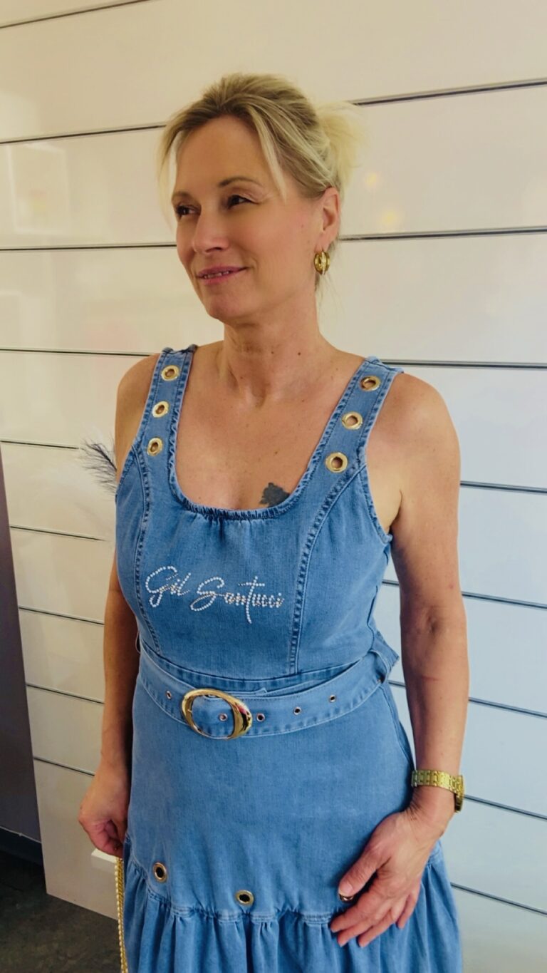 Denimkleid – Gürtel und Ketten