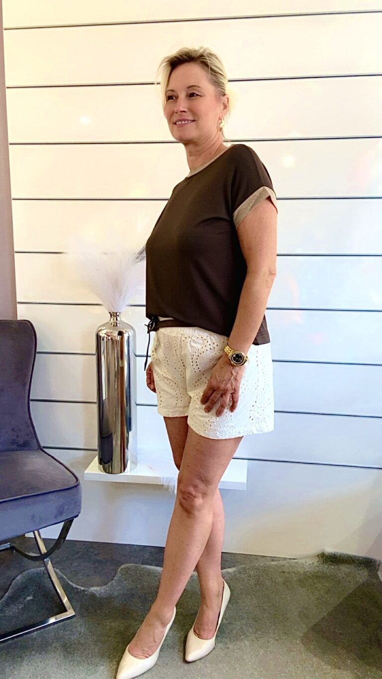 Shorts mit Lochstickerei