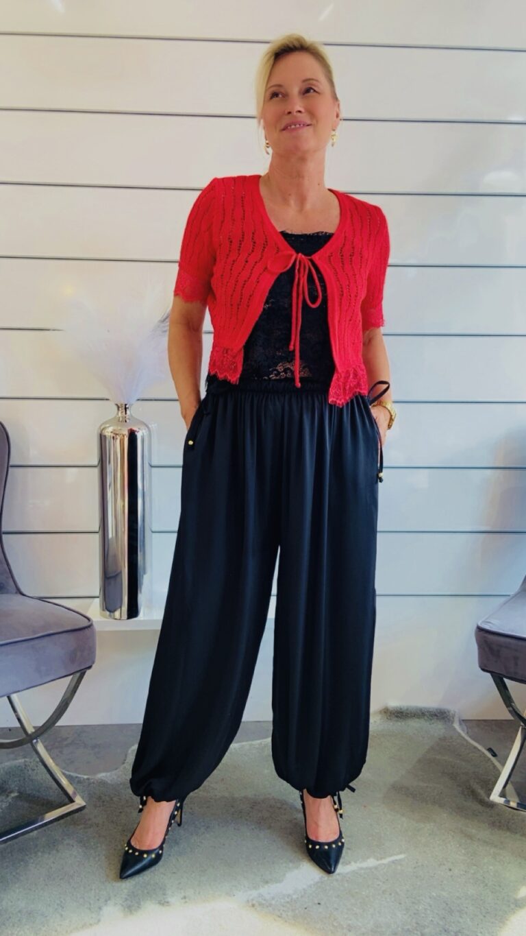 Rote Strickjacke mit Spitze und Bindeband