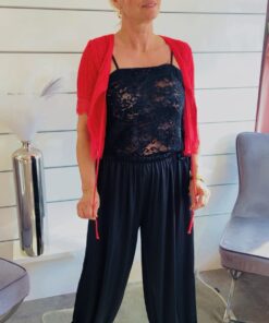 Rote Strickjacke mit Spitze und Bindeband