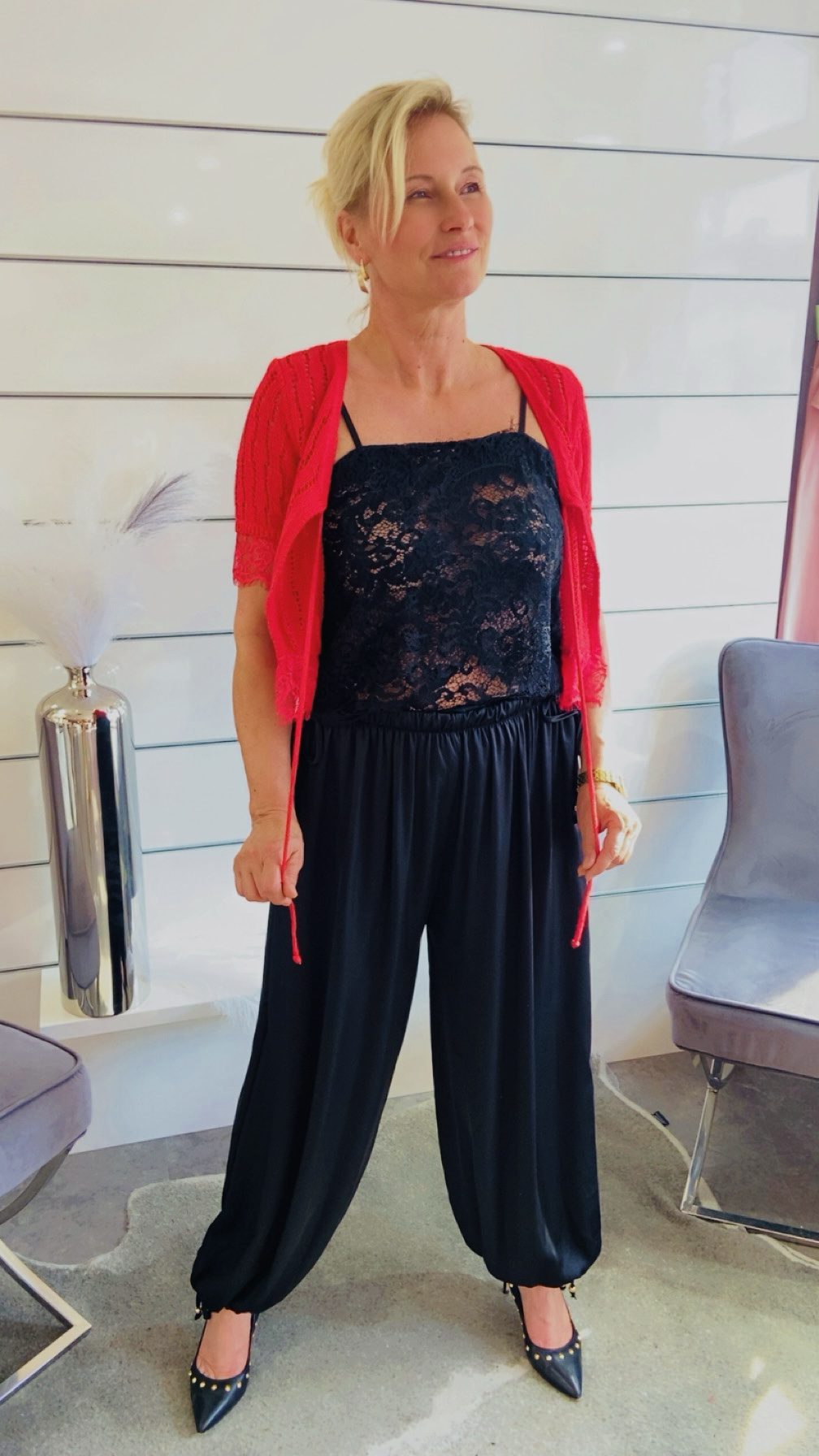 Rote Strickjacke mit Spitze und Bindeband