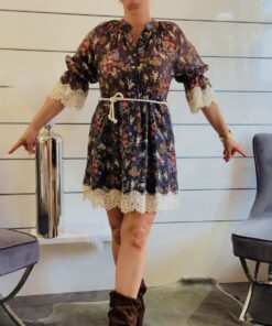Kurzes Blumenkleid mit Spitze und Bindeg&uuml;rtel