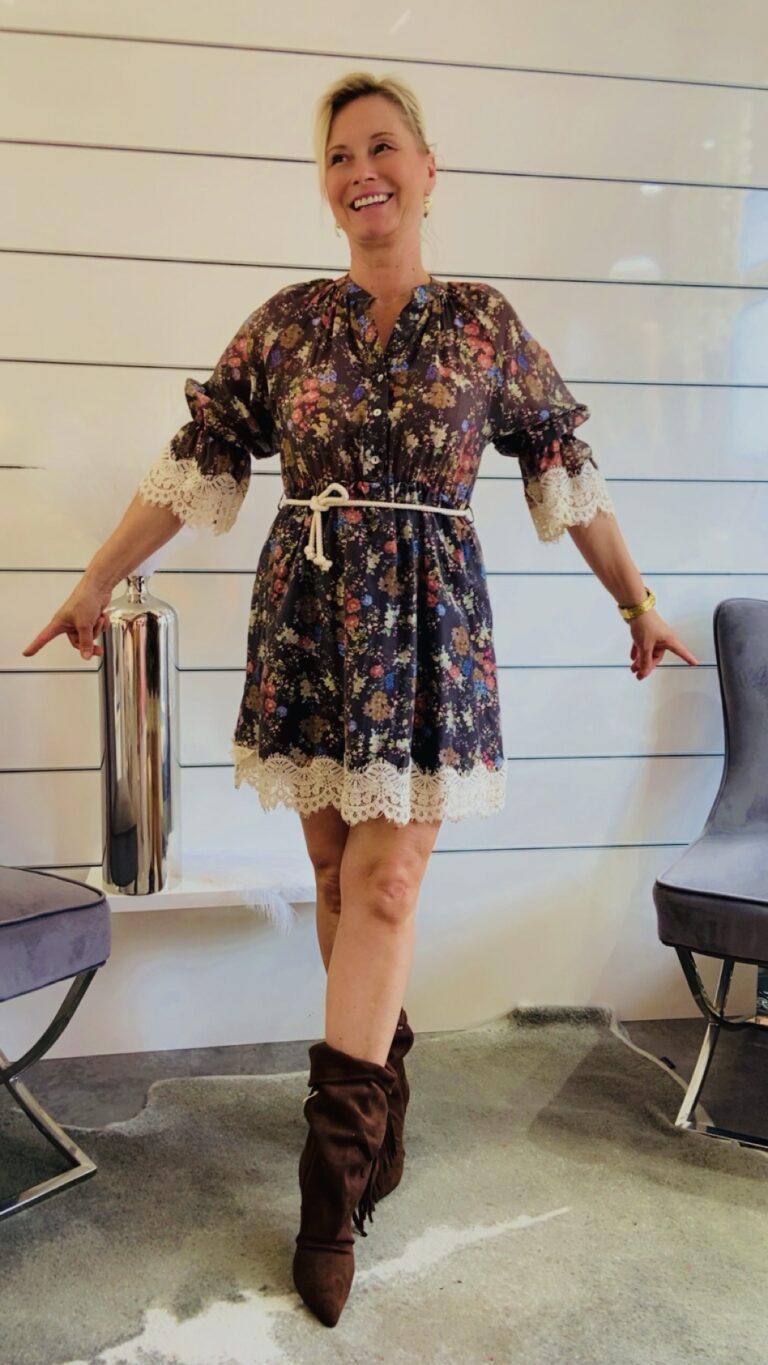 Kurzes Blumenkleid mit Spitze und Bindegürtel