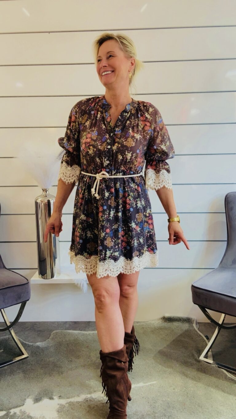Kurzes Blumenkleid mit Spitze und Bindegürtel