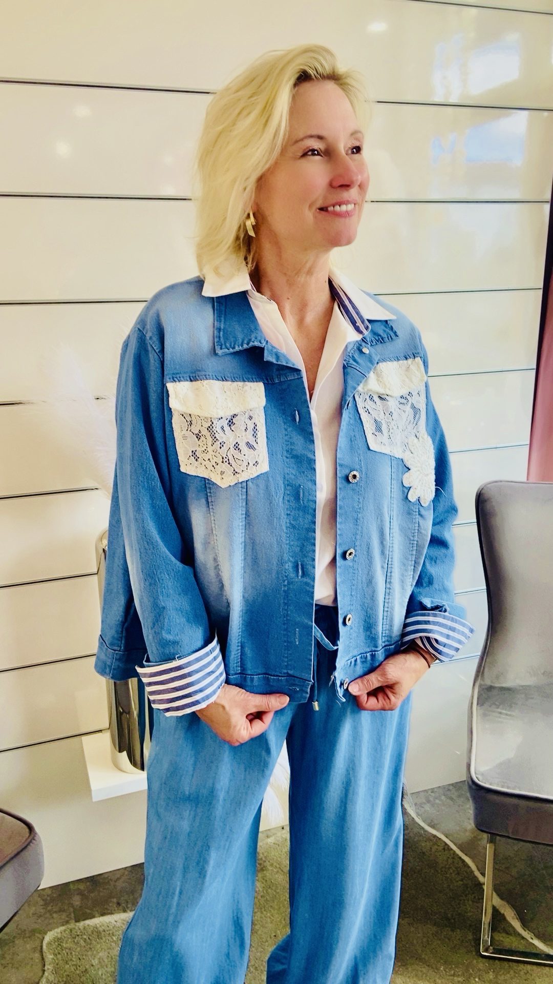 Jeansjacke  mit Spitze – Blüten