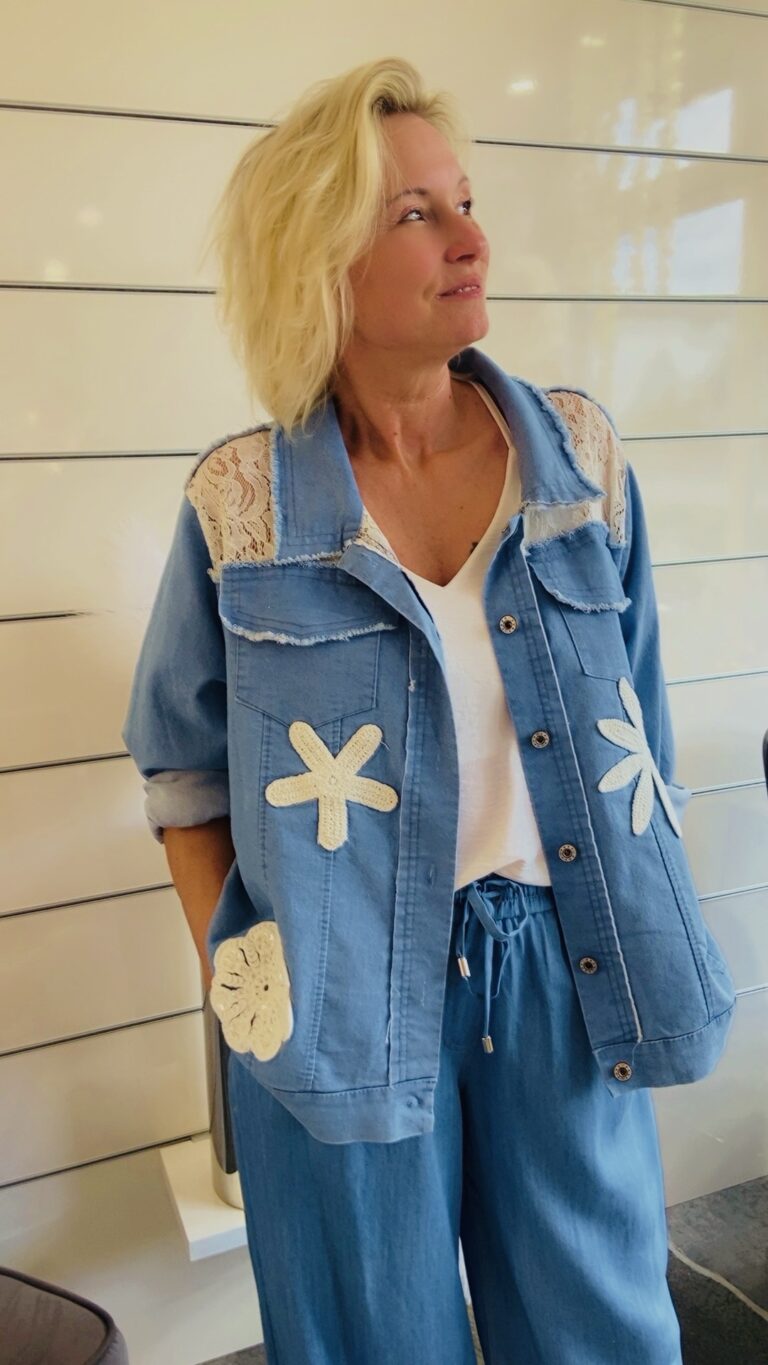 Jeansjacke  mit Spitze und Häkelblüten