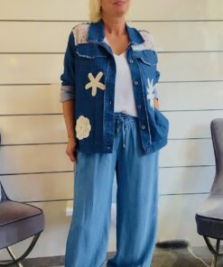 Jeansjacke  mit Spitze und Häkelblüten