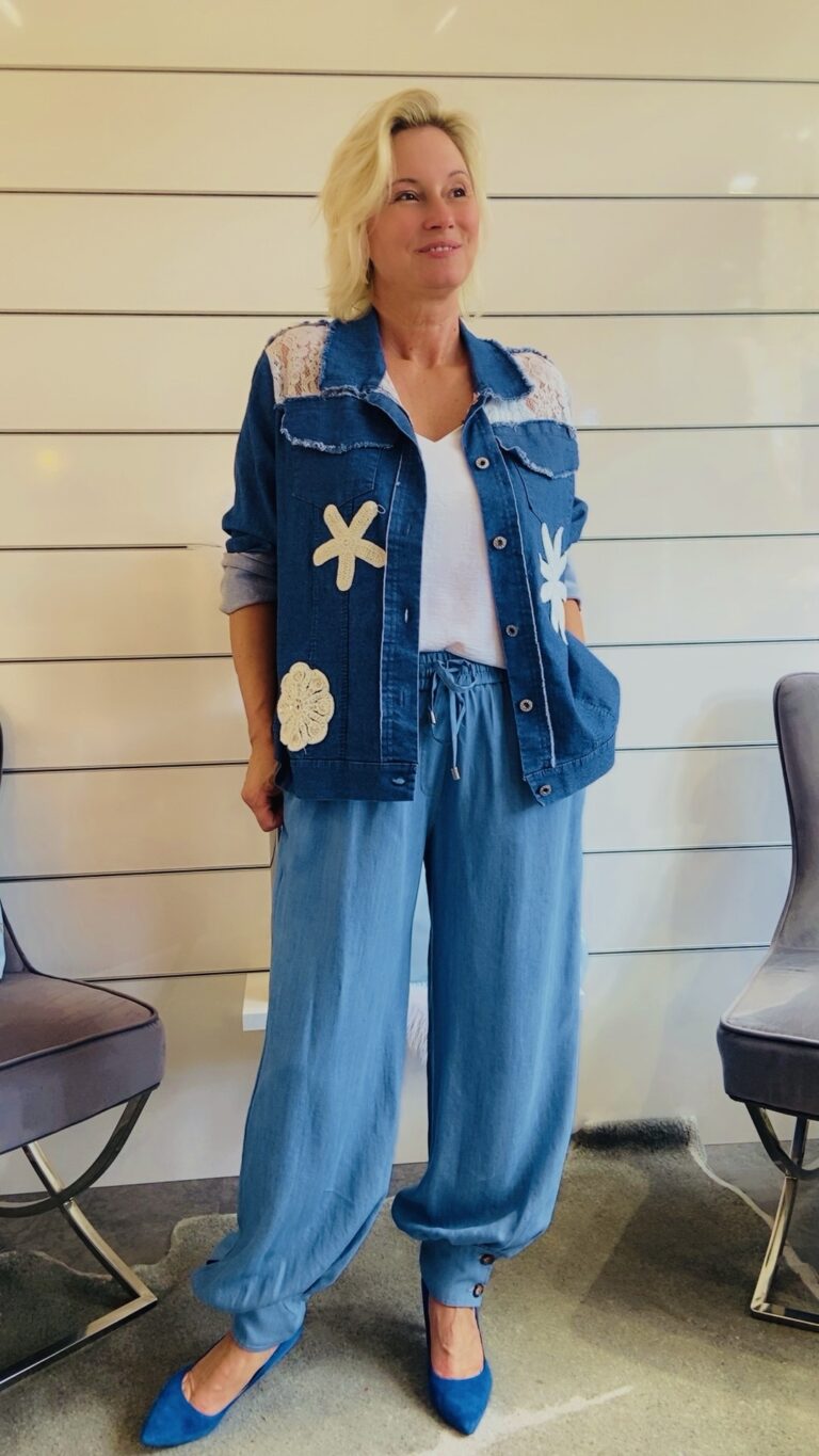 Jeansjacke  mit Spitze und Häkelblüten