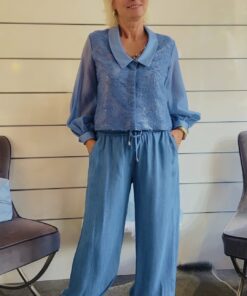 Hellblaue Paillettenbluse mit Kette am Kragen