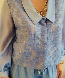 Alternative view of Hellblaue Paillettenbluse mit Kette am Kragen