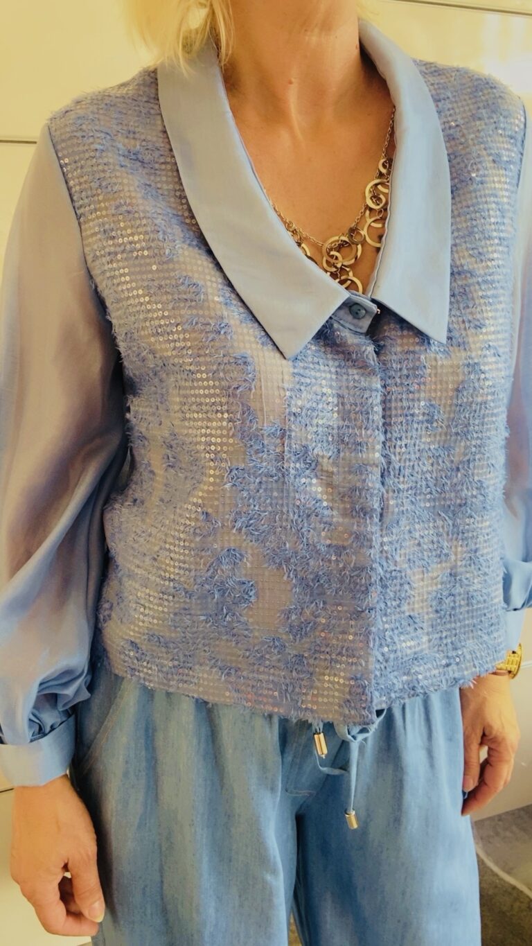 Hellblaue Paillettenbluse mit Kette am Kragen