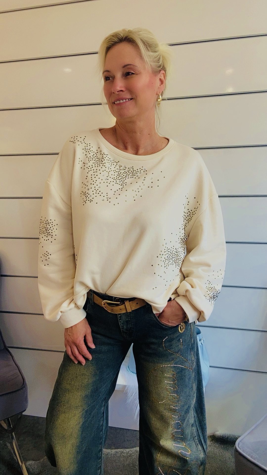 Cremefarbener Strickpullover mit Strass
