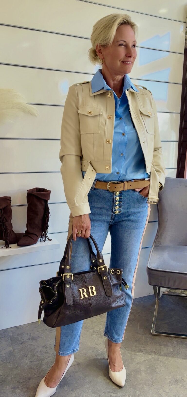 Damenjacke in Lederoptik mit goldenen Details