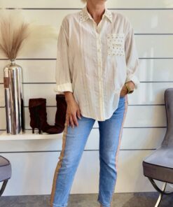 Italienische Bluse mit Goldstreifen und Schmuckdetails