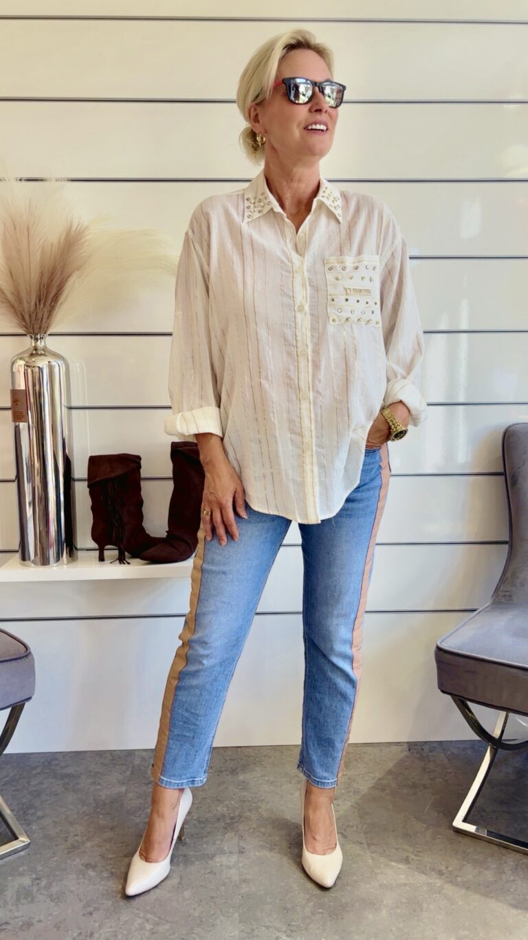Italienische Bluse mit Goldstreifen und Schmuckdetails