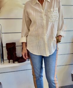 Alternative view of Italienische Bluse mit Goldstreifen und Schmuckdetails