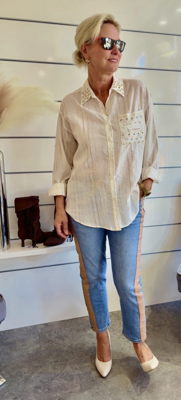 Italienische Bluse mit Goldstreifen und Schmuckdetails