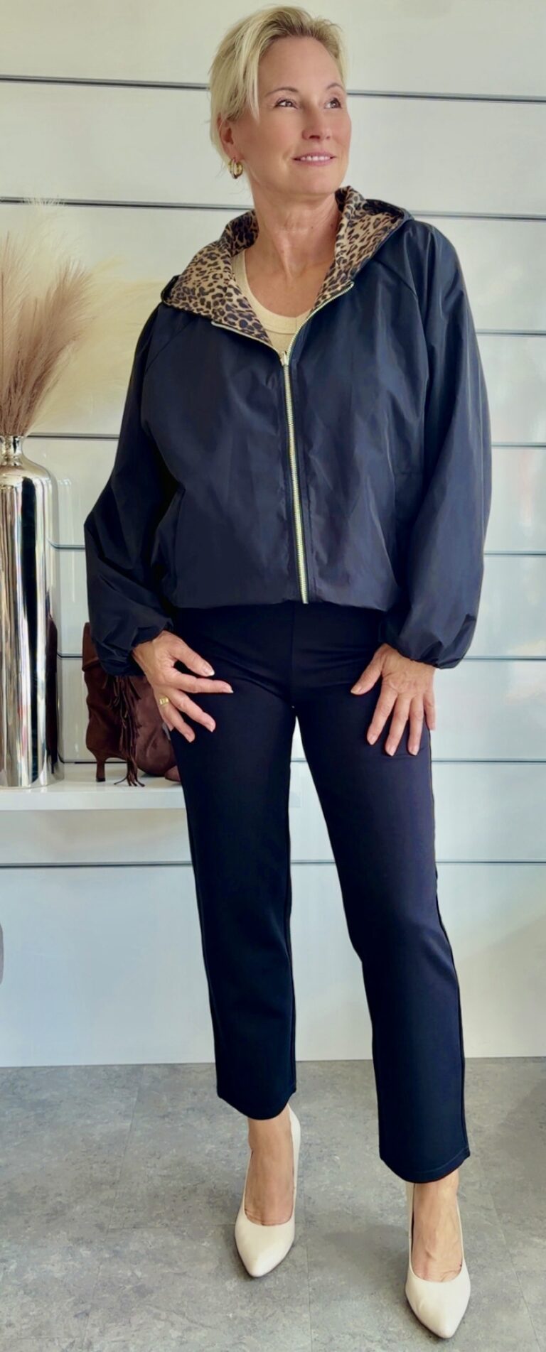 Schwarze Hose mit Gold-Details