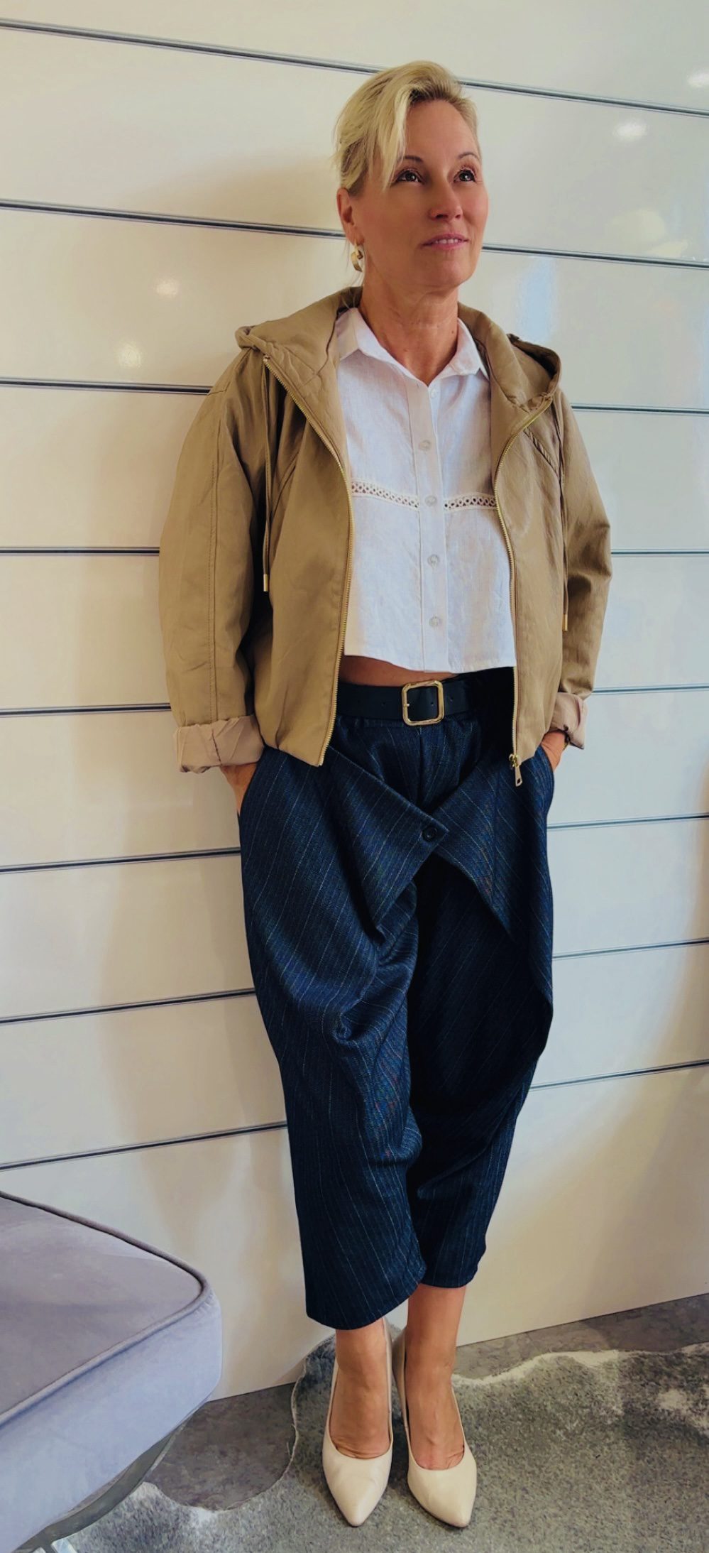 Damenhose im Fischgrät – Look mit Gürtel