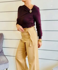 Damenpullover mit elegantem Ausschnitt und Schnalle