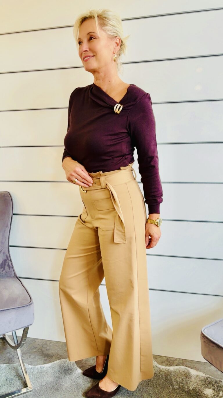 Damenpullover mit elegantem Ausschnitt und Schnalle