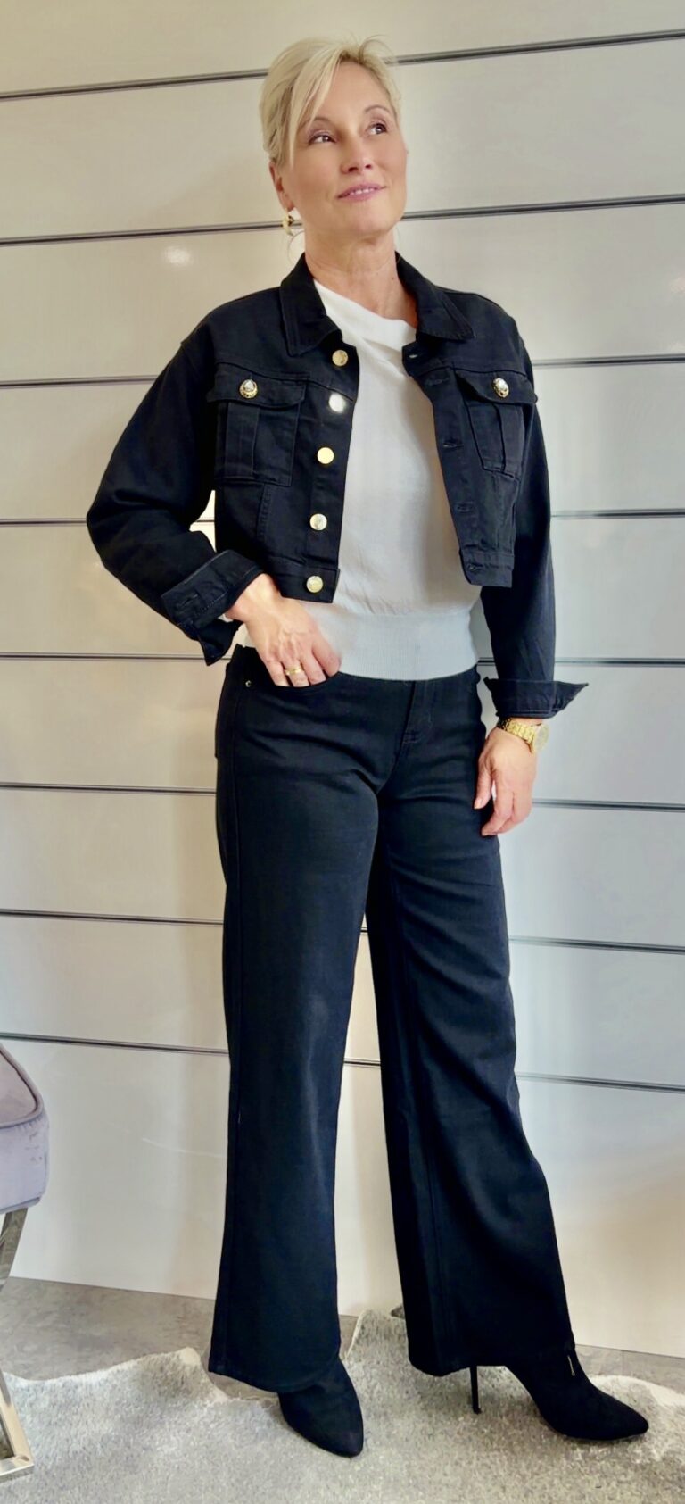 Kurze Jeansjacke Damen Schwarz mit goldenen Details