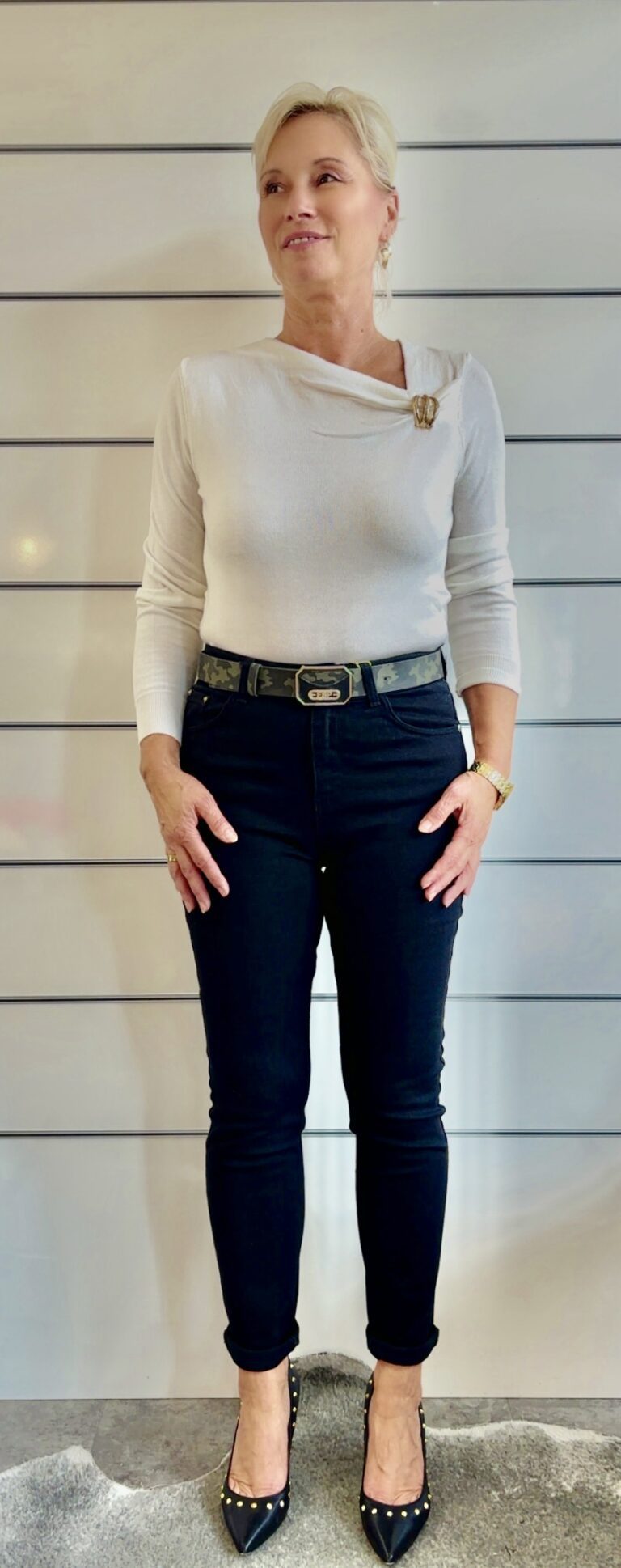 Schwarze Skinny Jeans mit Camouflage-Gürtel