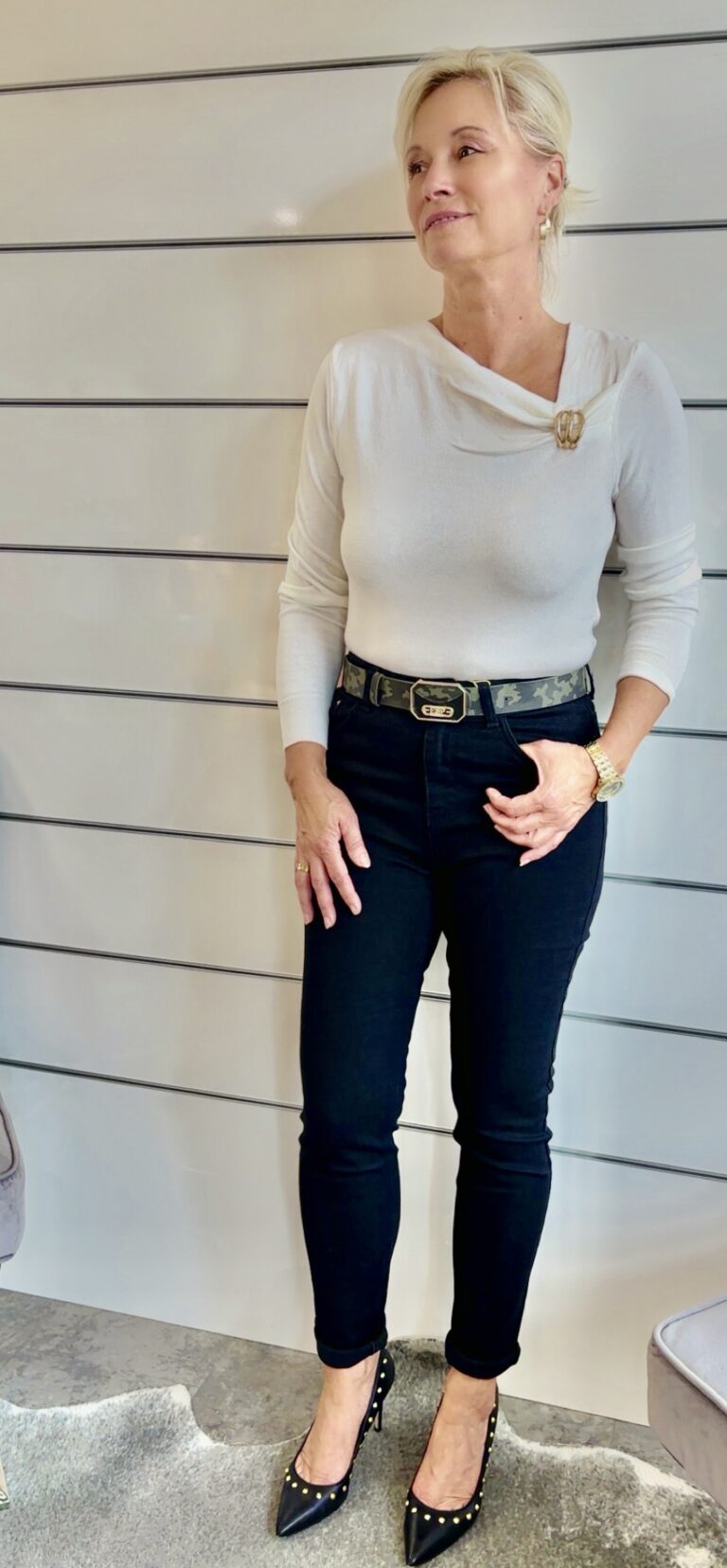 Schwarze Skinny Jeans mit Camouflage-Gürtel