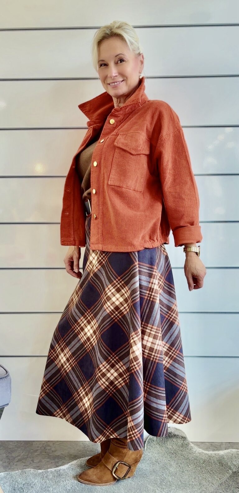Cordbluse mit Taschen & Knopfleiste – Modern