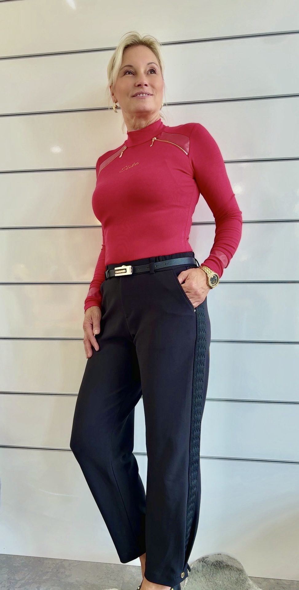 Schwarze Hose mit Seitenstreifen und schwarzem Gürtel
