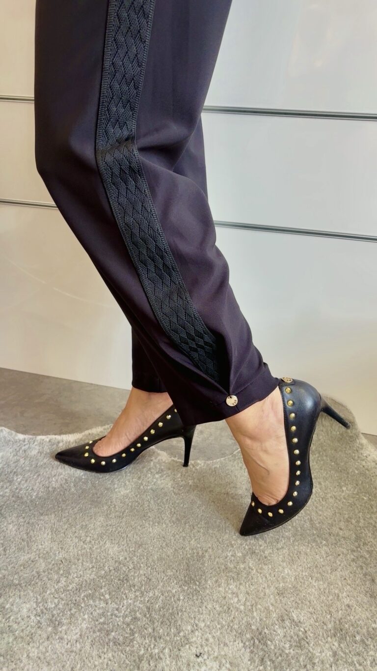 Schwarze Hose mit Seitenstreifen und schwarzem Gürtel