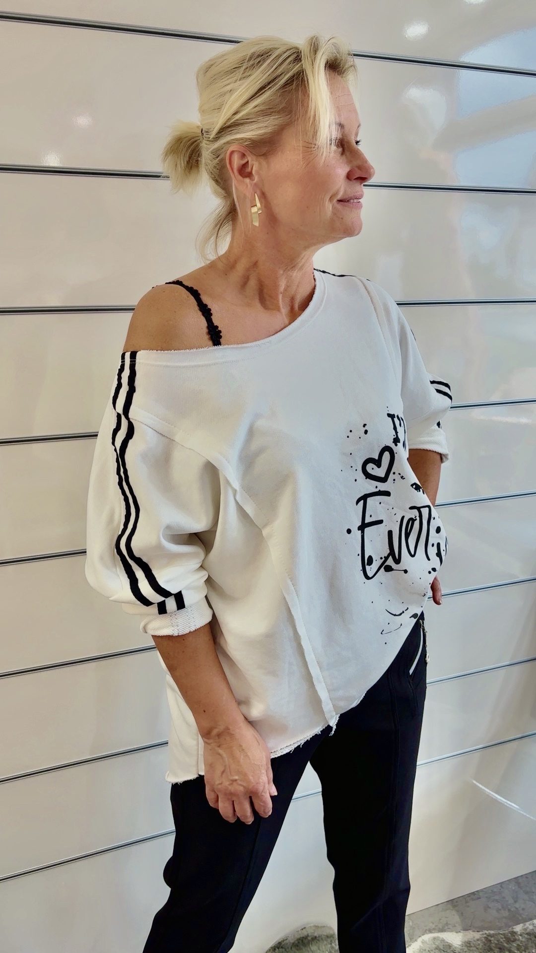 Weißes Langarmshirt mit Print und Kontraststreifen