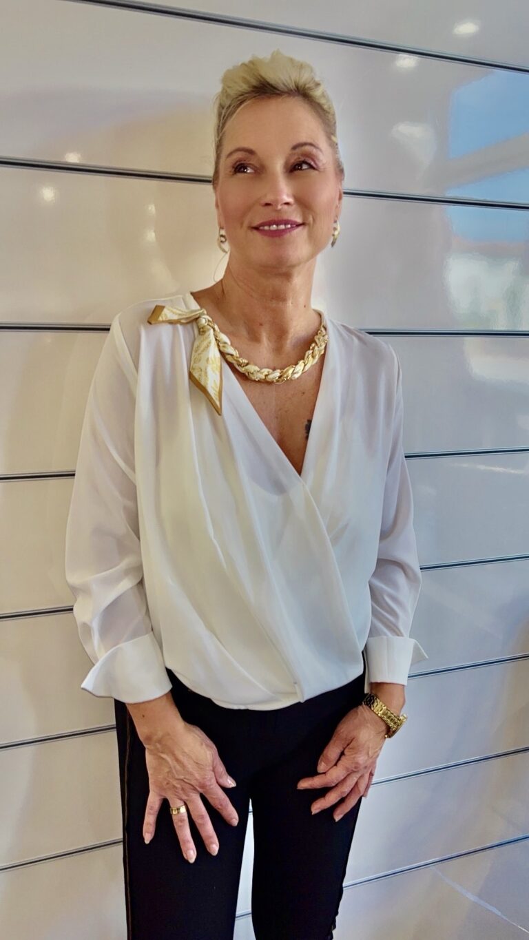 Elegante Bluse mit Ketten-Detail und V-Ausschnitt
