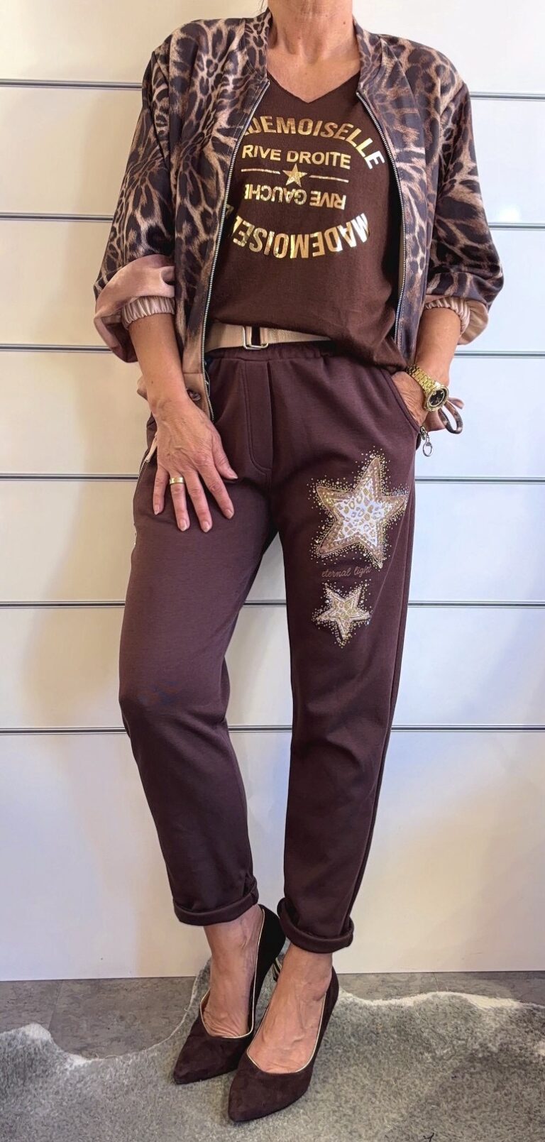 Jogpants mit Sternen, Gürtel und Glitzerprint