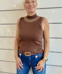Elegantes Stricktop mit Schmuckdetails und Stehkragen