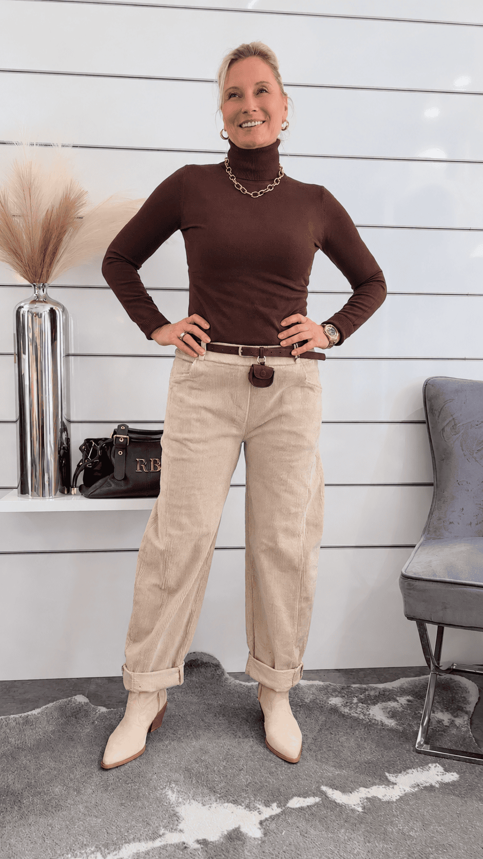 Cordhose mit Gummizugbund und Bindegürtel – Locker geschnittene Marlene-Hose im Jogger-Style