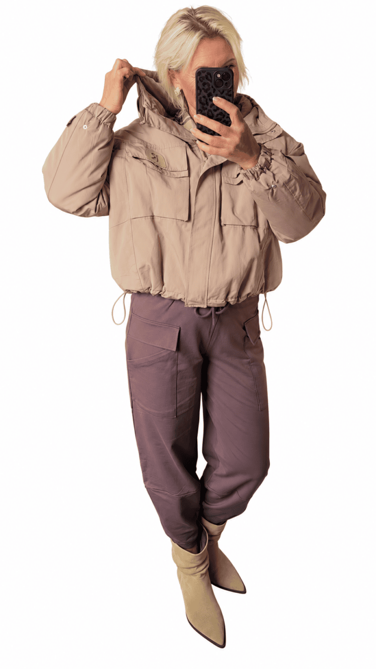 Wattierter Blouson in Beige mit Kapuze und praktischen Taschen