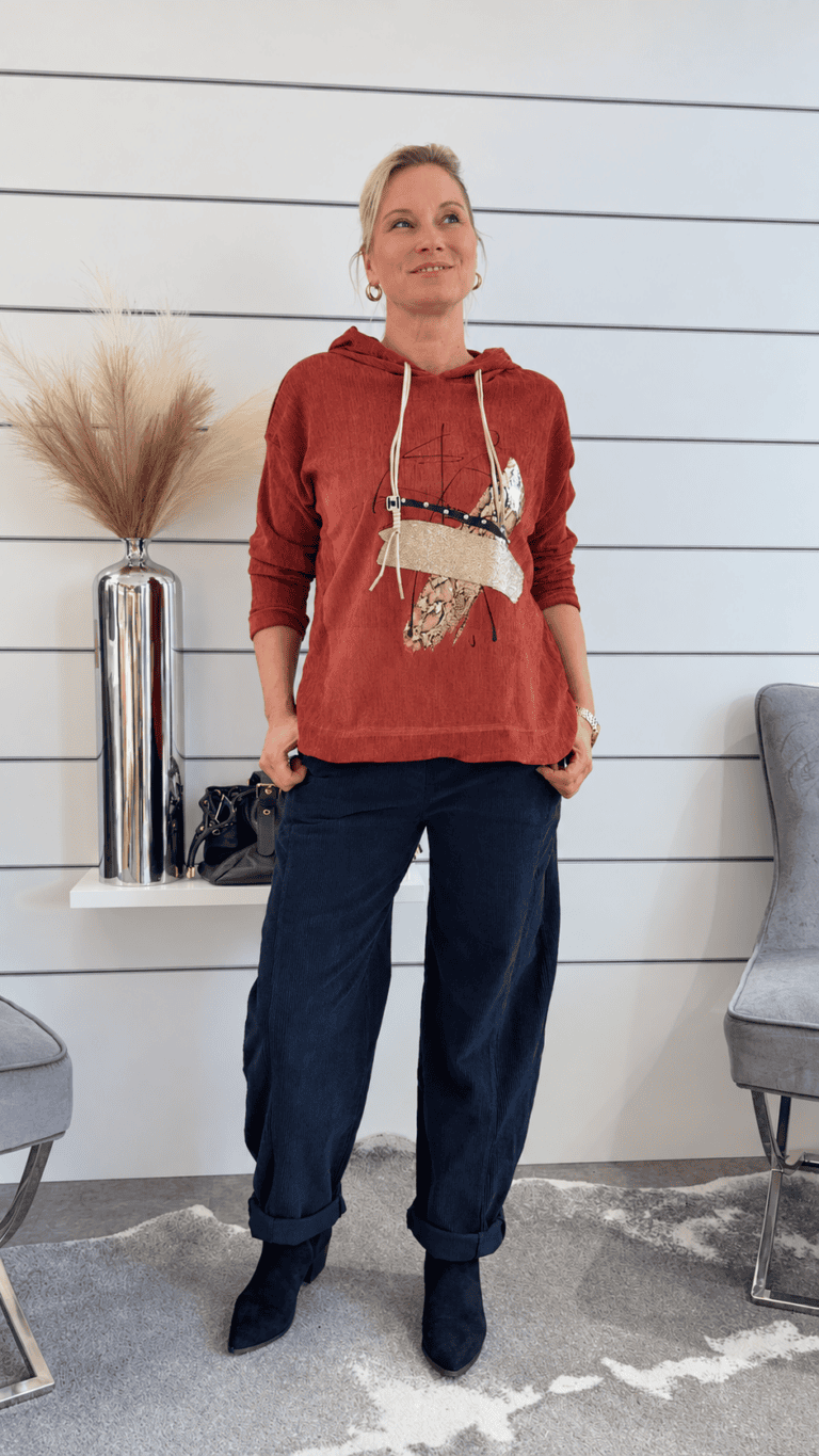 Oversized Kapuzenshirt mit Gold-Akzent – Lässiger Streetwear-Style